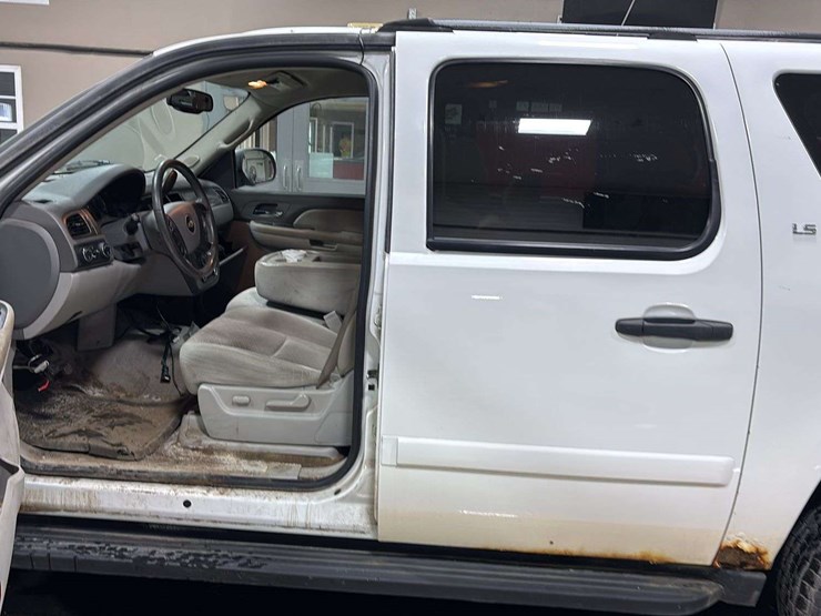 2007-chevrolet-suburban-image-9