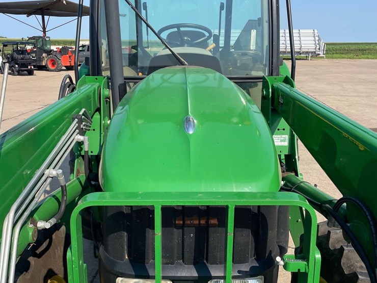 2015-john-deere-6115d-image-21