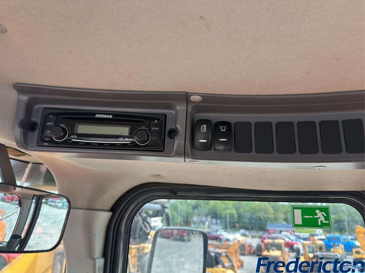 2014-doosan-dl250-image-24