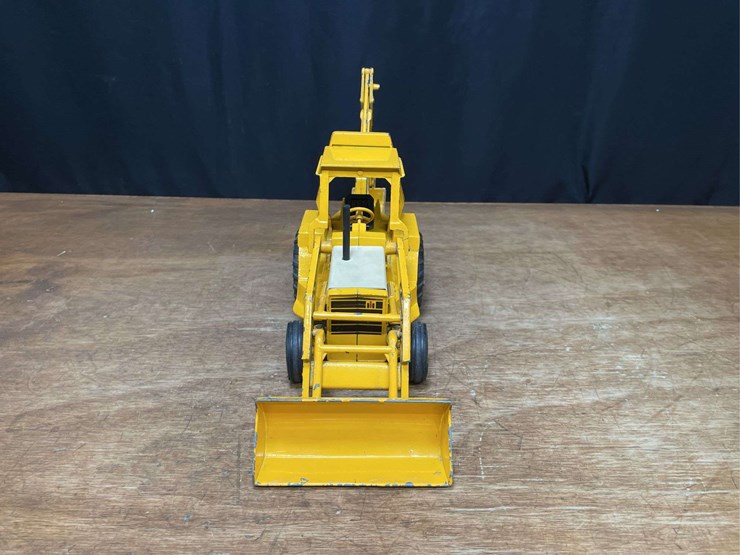 1/16-ih-backhoe-ertl-image-9