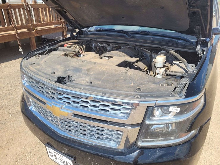 2015-chevrolet-suburban-1500-image-18