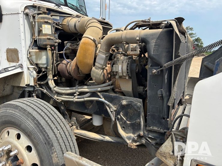 2005-peterbilt-385-image-26