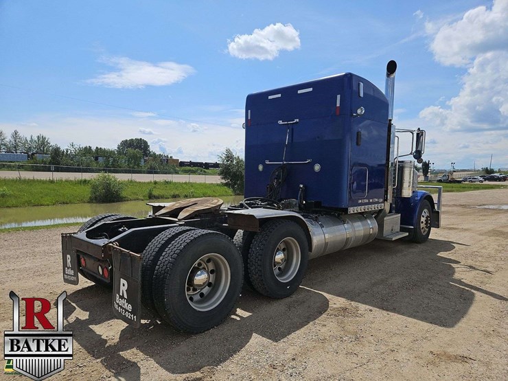 2009-peterbilt-388-image-3