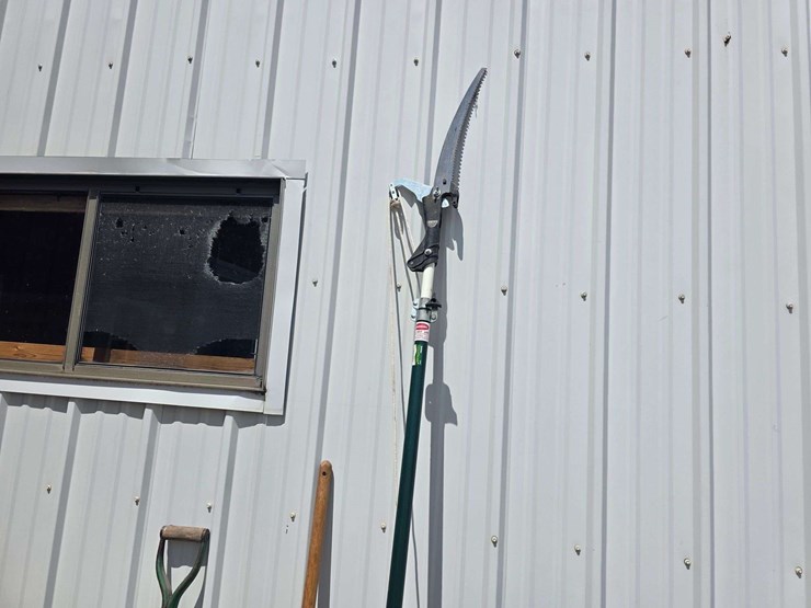 pole-saw,-shovel,-spade,-chord,-hoe,-2-light-globes-image-4