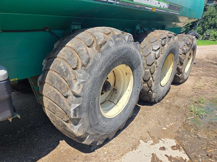 houle-7300-gallon-manure-tank,-3-axle,-front-and-back-axles-steer,-725/65-26-tires,-was-used-in-spri-image-8