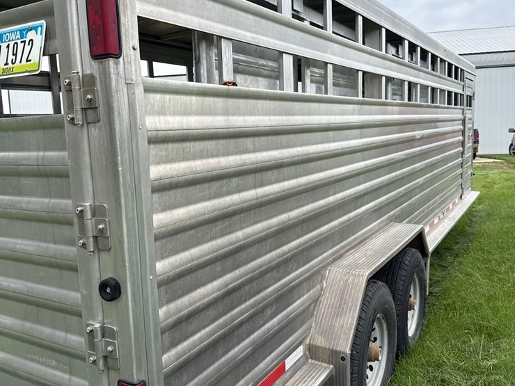 2012-featherlite-7ft-x-24ft-aluminum-gooseneck-livestock-trailer-image-6