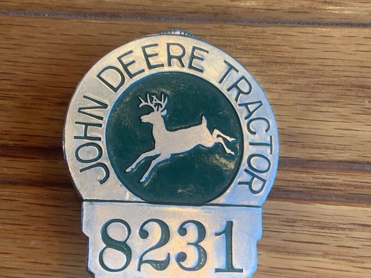 john-deere-tractor-employee-badge-image-1