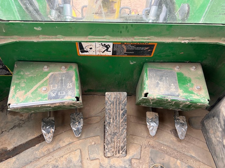 2019-deere-843l-image-33