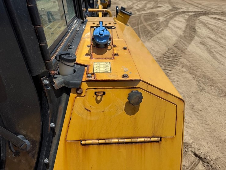 2019-caterpillar-d6-image-23