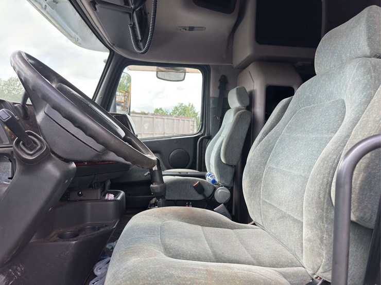 2002-volvo-vnl-t/a-truck-tractor-with-single-bunk-image-17