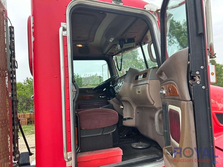 2009-peterbilt-384-image-28