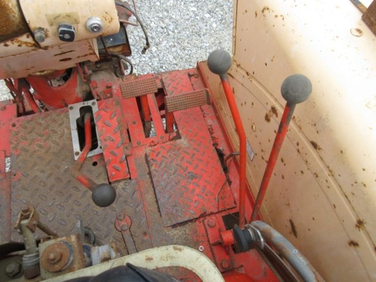 case-830-tractor-image-13