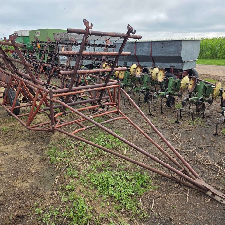 Melroe Spike Tooth Dray, Approx 30’, has 7 – 4’6” Sections, SN: 406095