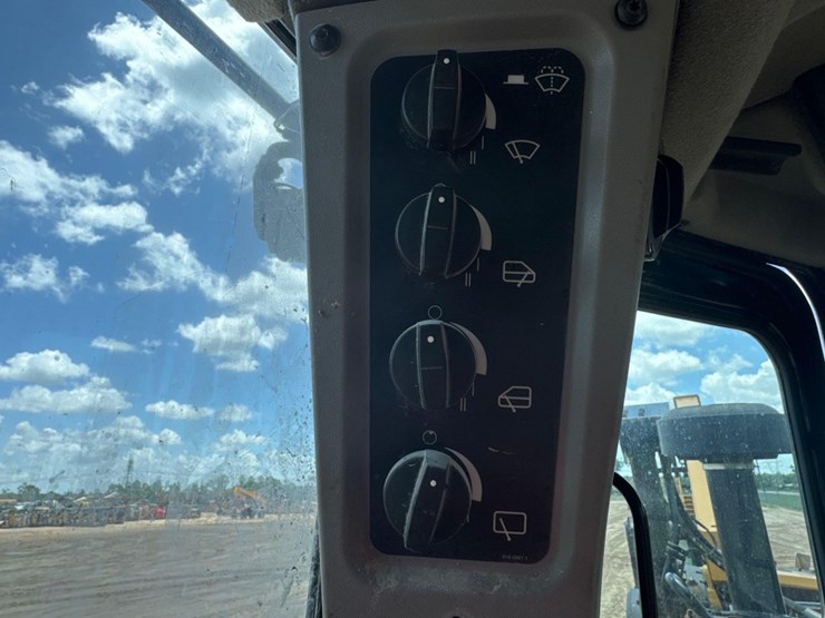 2019-caterpillar-d6-image-35