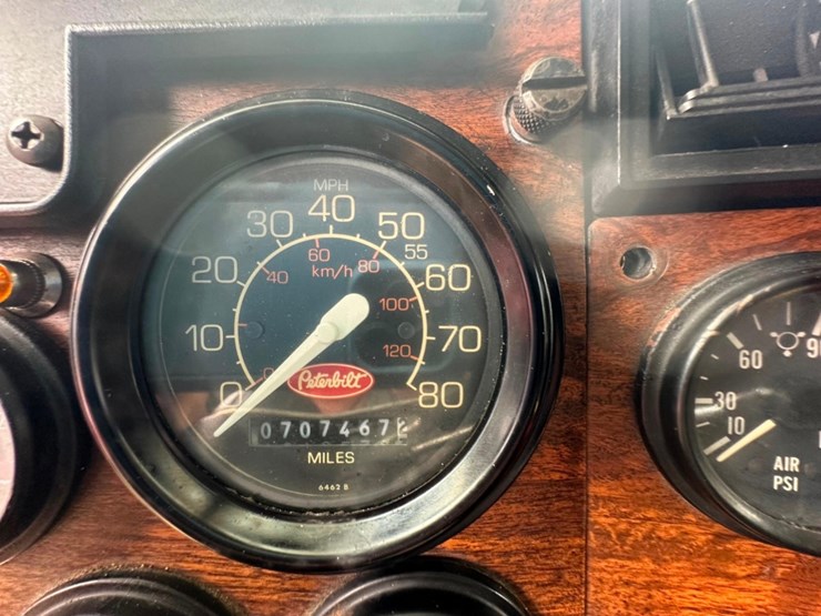 1992-peterbilt-377-image-35