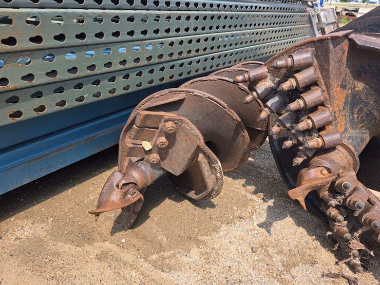 lowe-skid-loader-post-hole-auger,-24”-and-16”-bits-with-a-24”-extension,-flat-faced-couplers,-model:-image-12