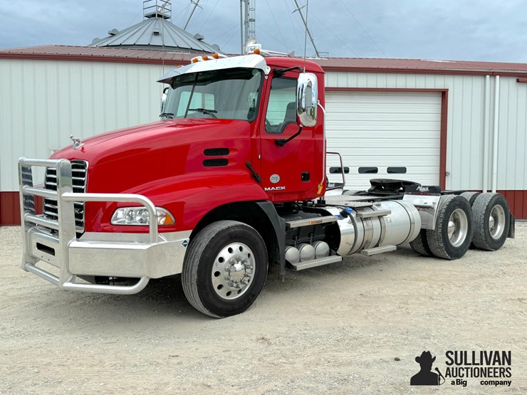 2016-mack-pinnacle-cxu613-t/a-day-cab-truck-tractor-image-1