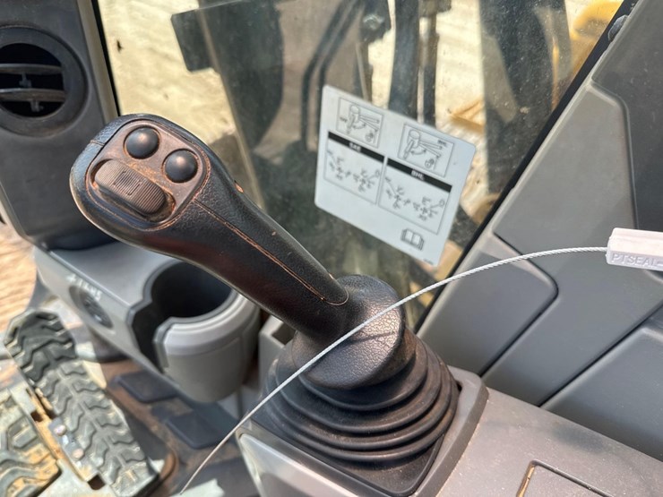 2015-caterpillar-336fl-image-39