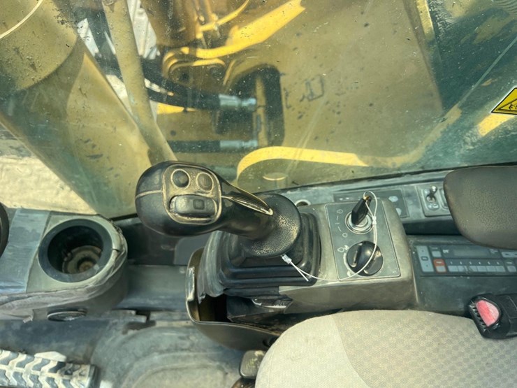 2006-caterpillar-330dl-image-37