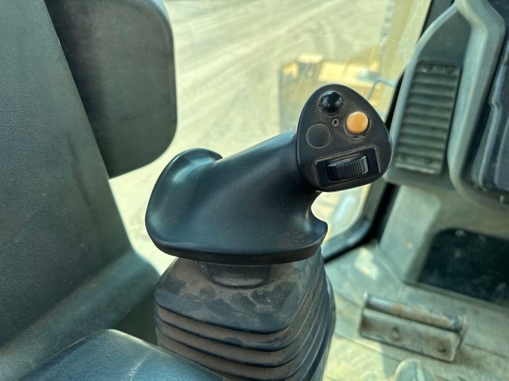 2019-caterpillar-d6k2-lgp-image-30