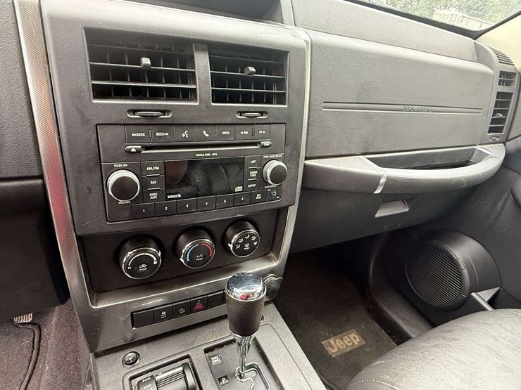 2010-jeep-liberty-image-18