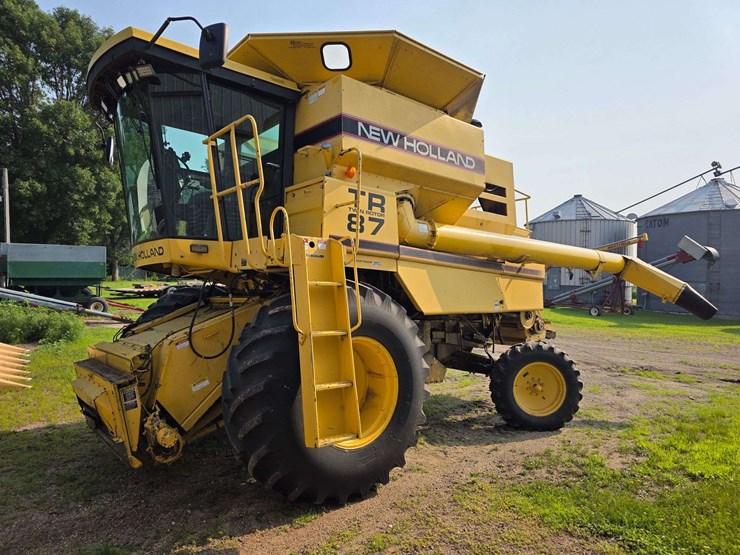 new-holland-tr87-image-1
