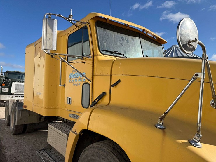 1993-freightliner-fld112-image-42