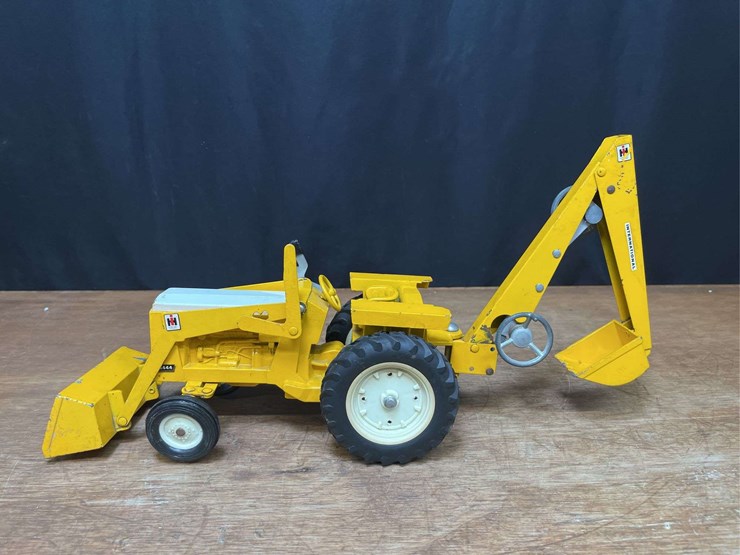1/16-ih-3444-backhoe-ertl-image-2