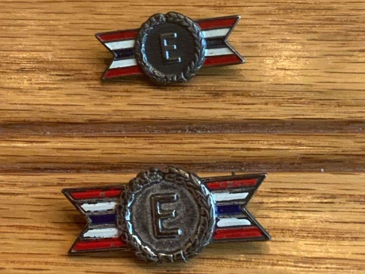 1942-john-deere-army-navy-e-award-program-+-pins-image-7