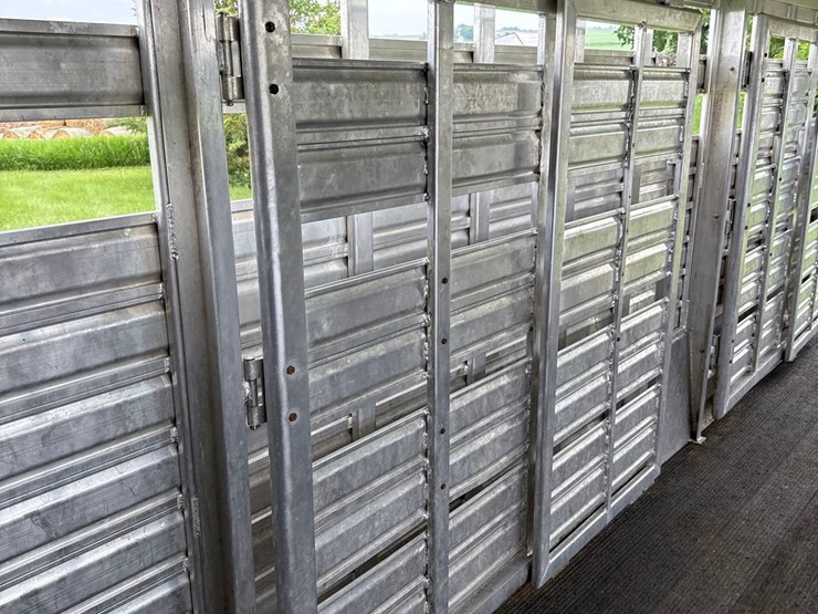 2012-featherlite-7ft-x-24ft-aluminum-gooseneck-livestock-trailer-image-32
