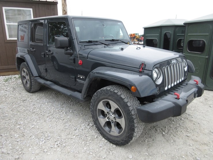 2017-jeep-wrangler-unlimited-sahara-image-2