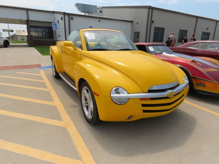 2004-chevrolet-ssr-pickup-image-25