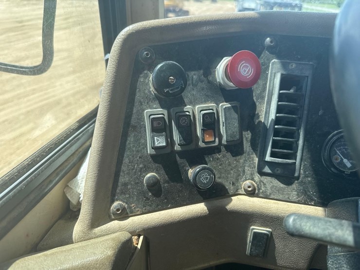 1998-caterpillar-d250e-image-33