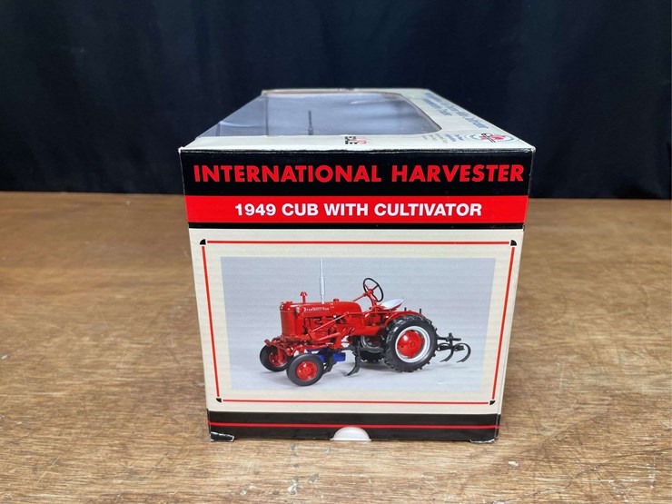 1/16-farmall-cub-w/cultivators-2010-wisconsin-nib-sc-image-4