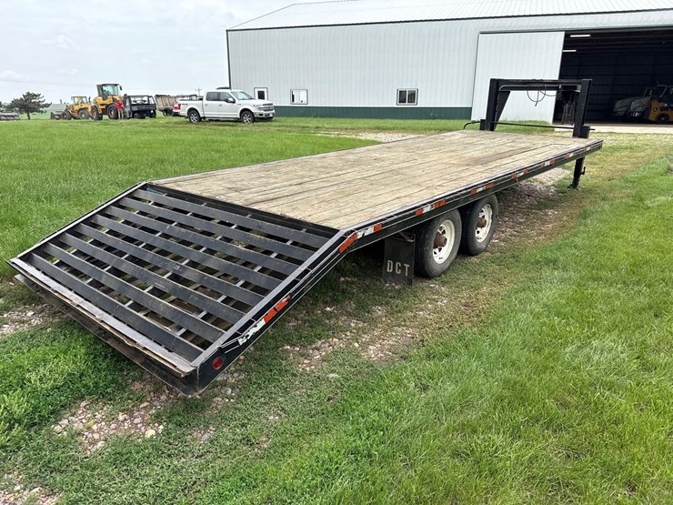 1994-dct-dressen-8ft-x-26ft-gooseneck-flatbed-trailer-image-3