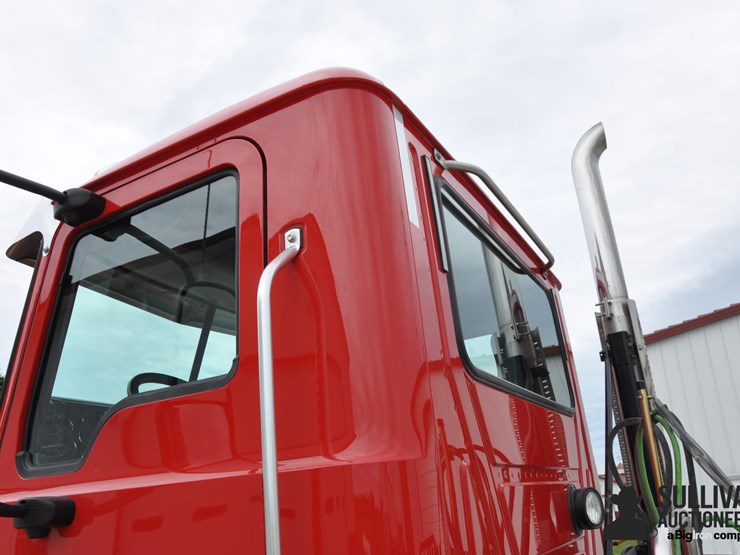 2016-mack-pinnacle-cxu613-t/a-day-cab-truck-tractor-image-18