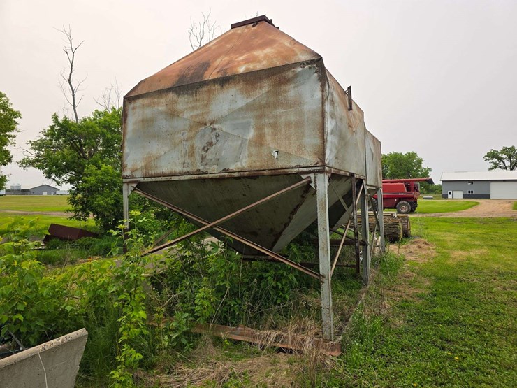 (2)-lowry-30-ton-bulk-bins,-loading-is-available-image-5