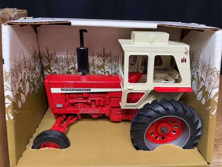 1/16-ih-856-1997-ih-collectors-nib-ertl-image-2