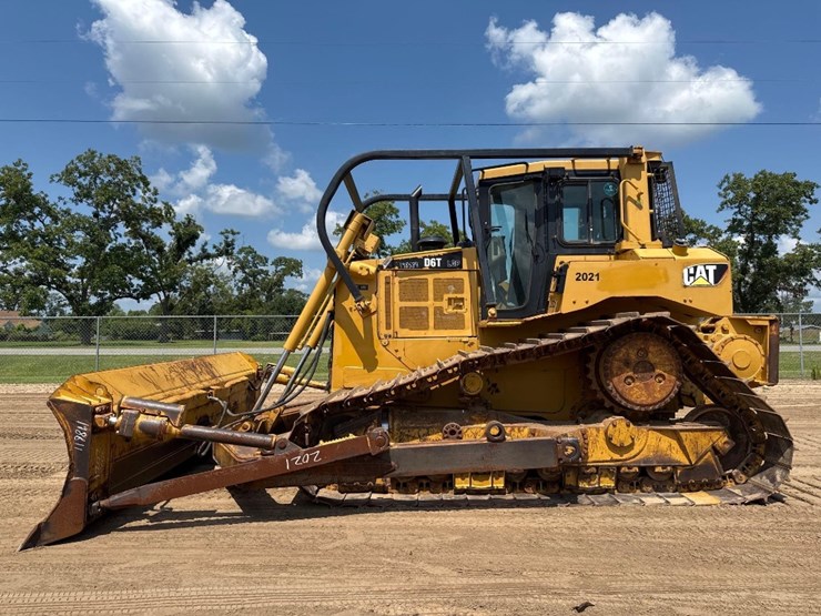 caterpillar-d6t-lgp-image-1