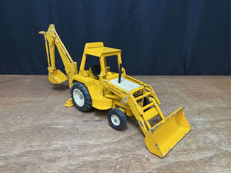 1/16-ih-backhoe-ertl-image-8
