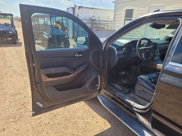2015-chevrolet-suburban-1500-image-9