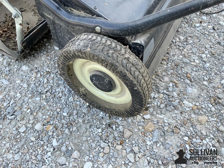 huskee-42”-lawn-sweep-image-16