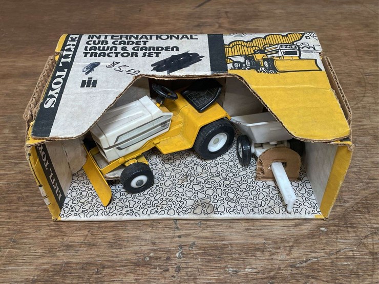 1/16-ih-cub-cadet-1650-l&g-set-nib-ertl-image-4