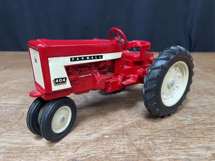 1/16-farmall-404-ertl-image-1