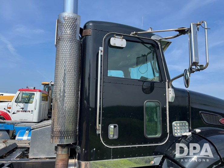 2008-peterbilt-384-image-26