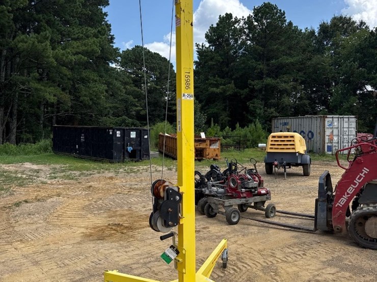 r-250-roust-about-lift-image-2
