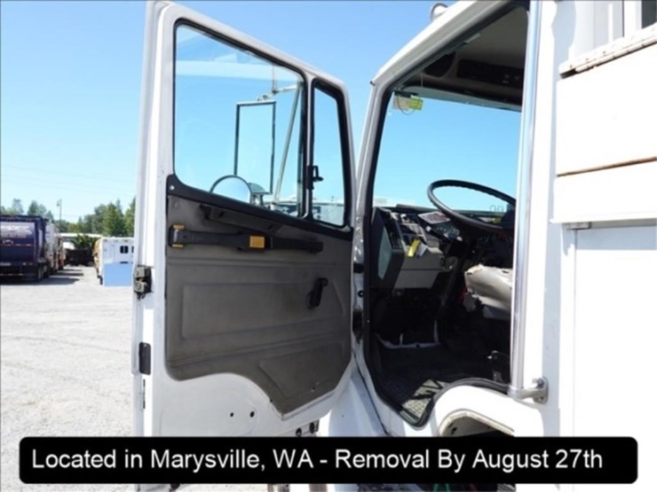 2003-freightliner-fl70-image-15