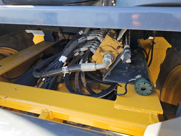 2018-deere-210l-image-21