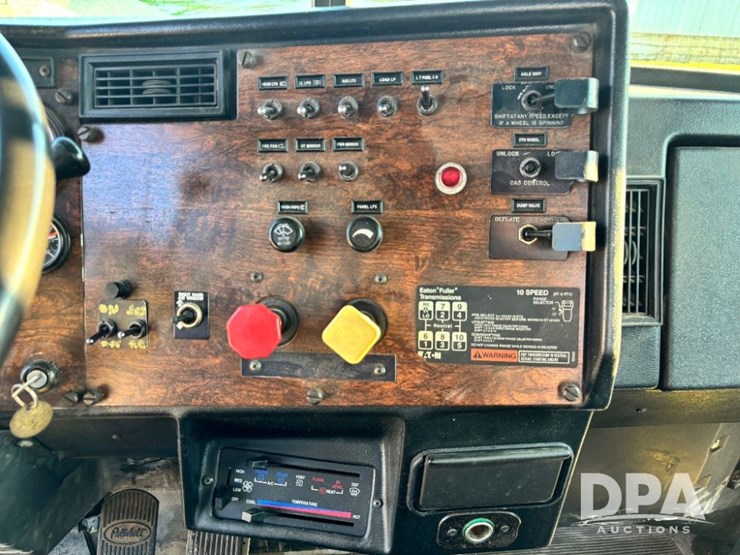 1993-peterbilt-377-image-94