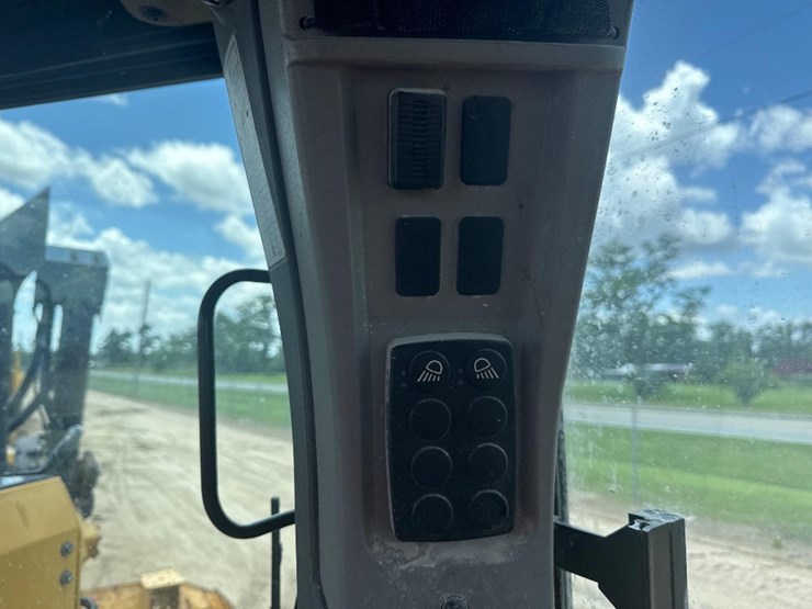 2019-caterpillar-d6-image-37